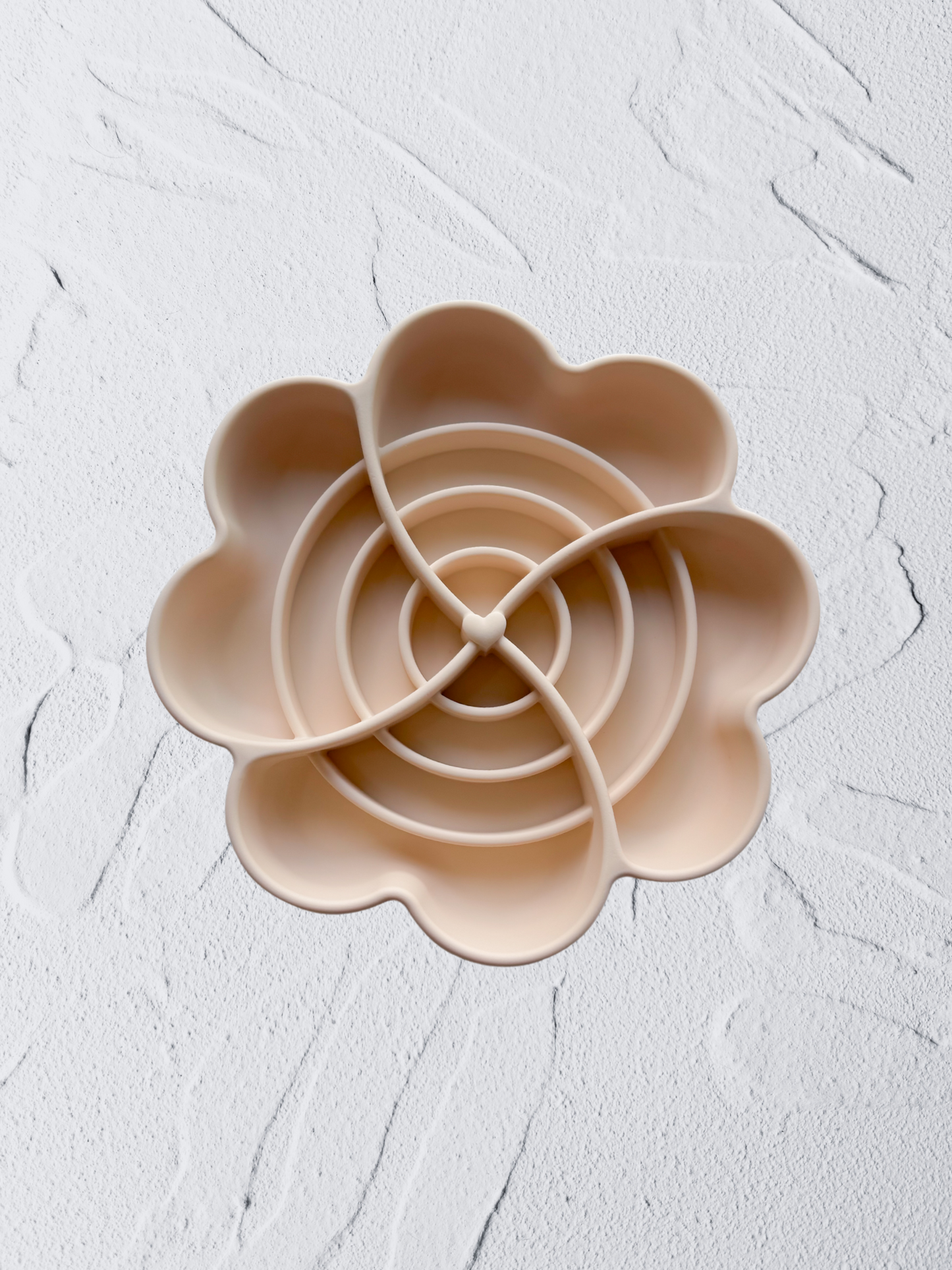 the brownie slow feeder in beige