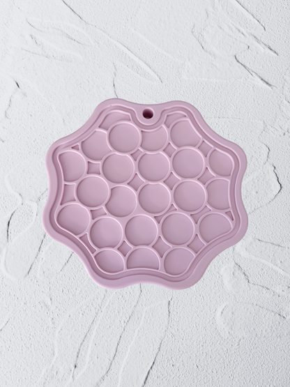 the poppy slow feeder in lilac